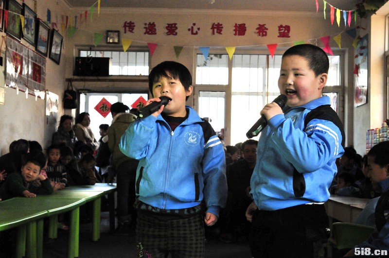 3、孩子们在为志愿者们表演合唱。张猛摄影.jpg