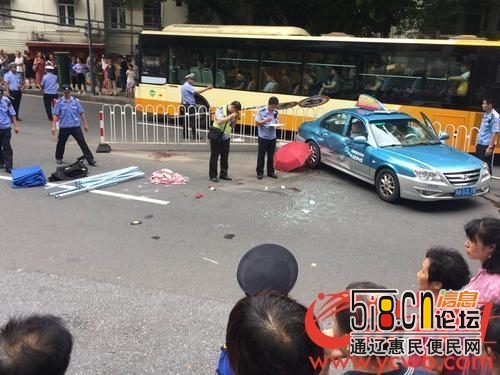 广州淘金路发生车祸，小货车斜坡滑下撞行人和出租车-2.jpg