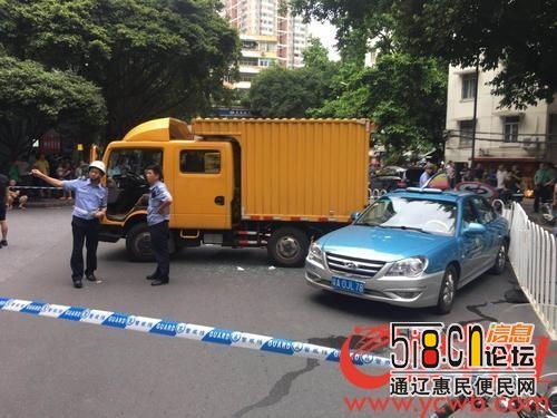 广州淘金路发生车祸，小货车斜坡滑下撞行人和出租车-1.jpg
