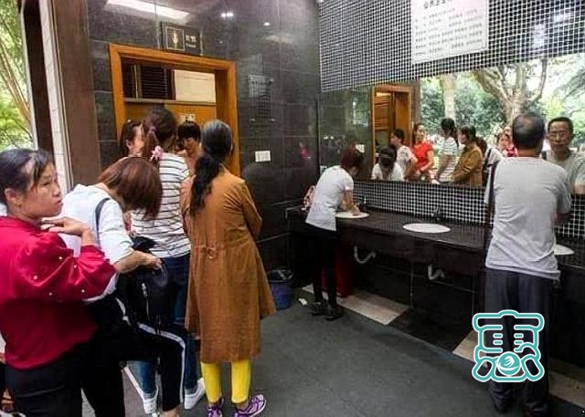 景区的公共厕所，为何总是女厕前排长队？一位清洁阿姨透露真相-4.jpg