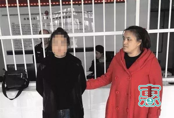 内蒙古一女子酒驾肇事，竟辱骂厮打民警，还摔坏记录仪！-1.jpg