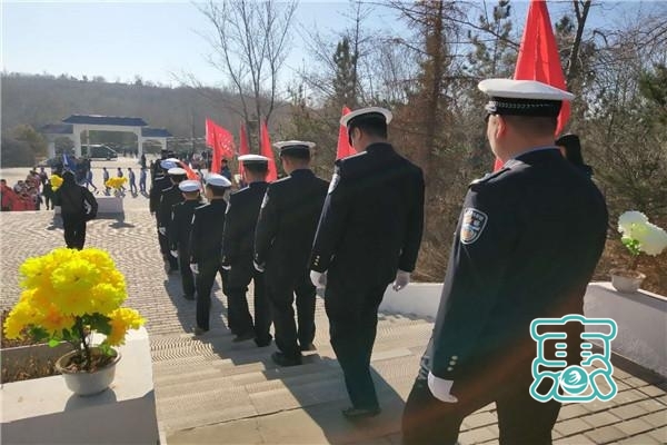 扎鲁特大队参加祭扫烈士陵园活动-4.jpg