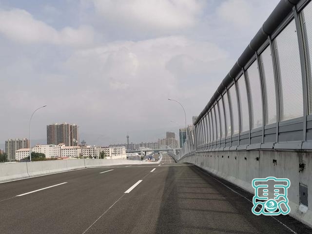 哲里木路段高架桥今日实施交通分流通车-1.jpg