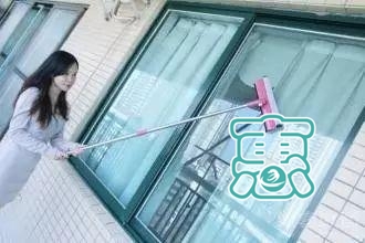 惊险！内蒙古一女子擦玻璃失足坠楼，悬空卡在四楼……-9.jpg