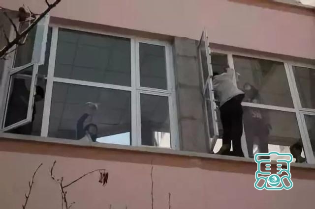 惊险！内蒙古一女子擦玻璃失足坠楼，悬空卡在四楼-2.jpg