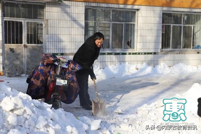 暖心暖校园！内蒙古奈曼旗第二中学全体师生清冰除雪 干的热火朝天-3.jpg